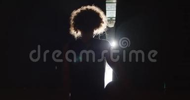 年轻人卷曲篮球运动员黑暗剪影准备光线图像严肃后台阴影窗帘
